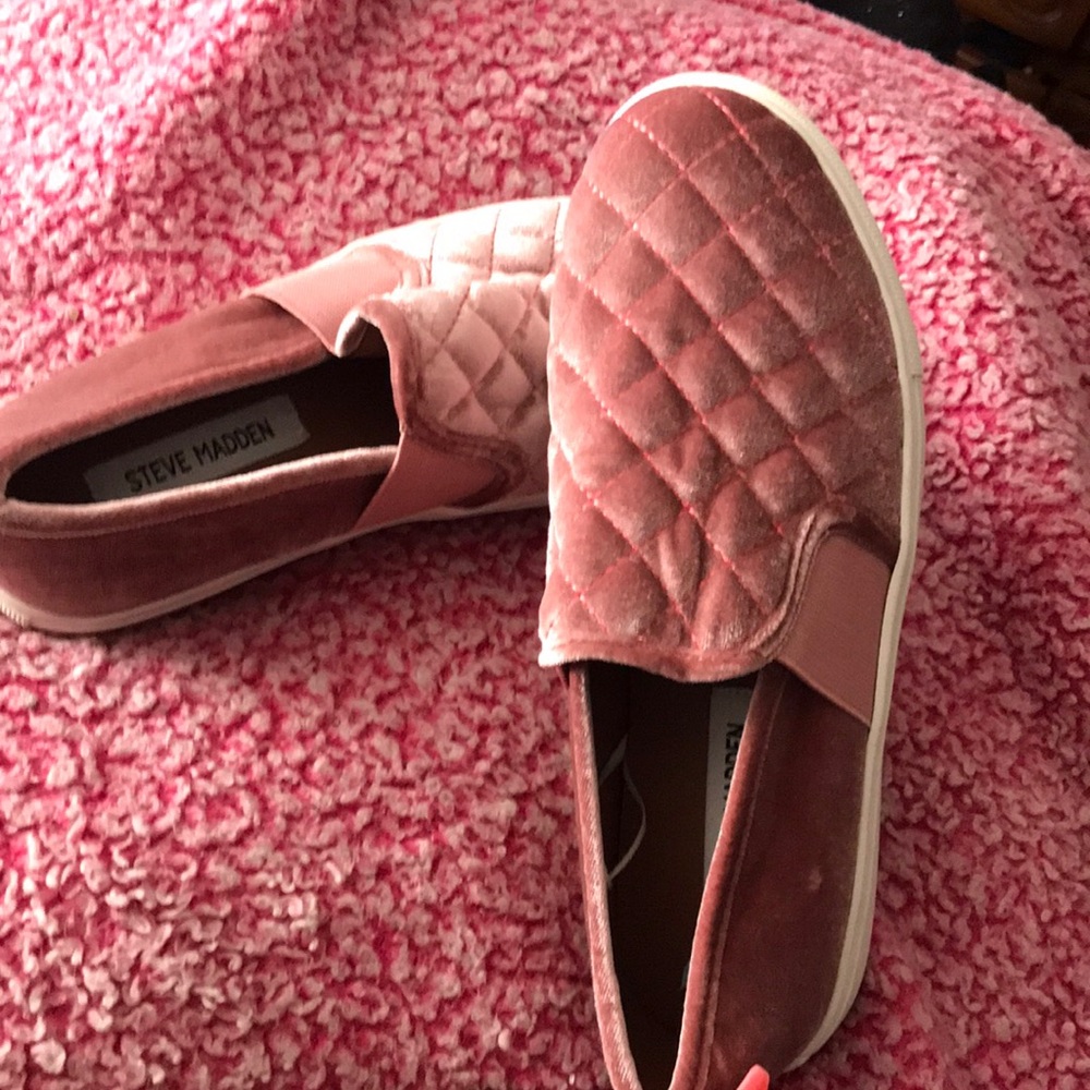 (NWOT) 🎈🎈1 hour SALE Steve Madden Elorra Blush Quited Velvet slip on